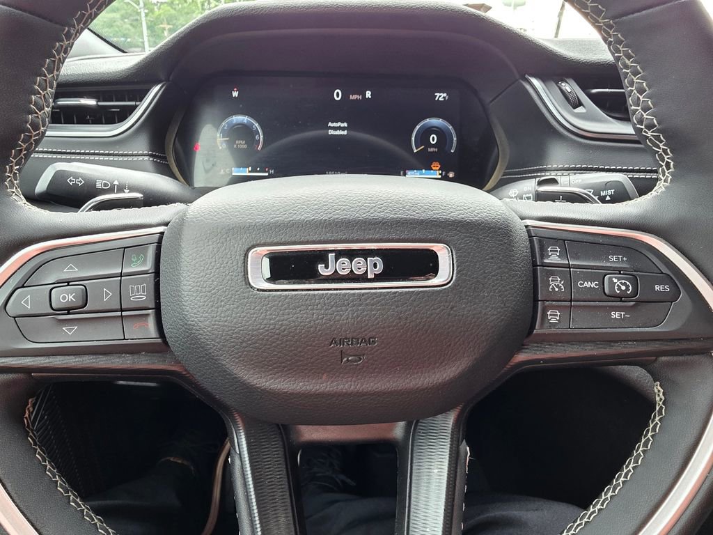 Used 2025 Jeep Grand Cherokee Altitude AWD/4WD image 19