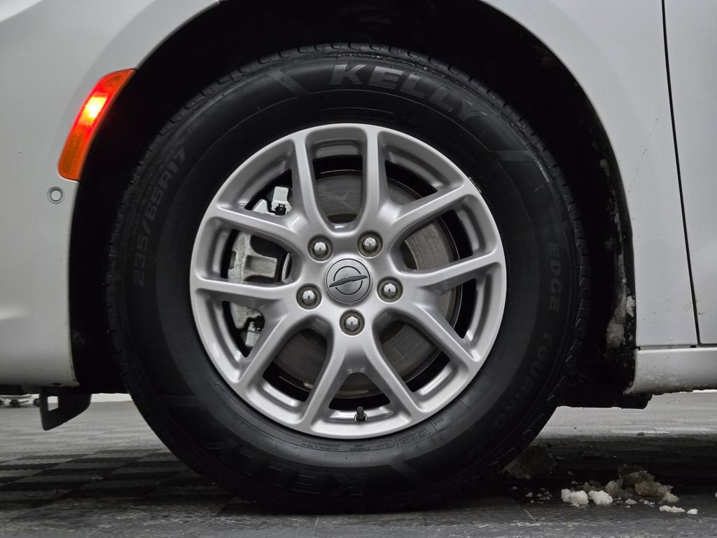 Used 2024 Chrysler Pacifica Touring-L image 16