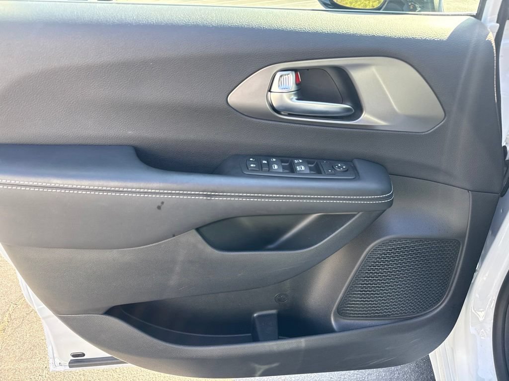Used 2025 Chrysler Voyager LX FWD image 12
