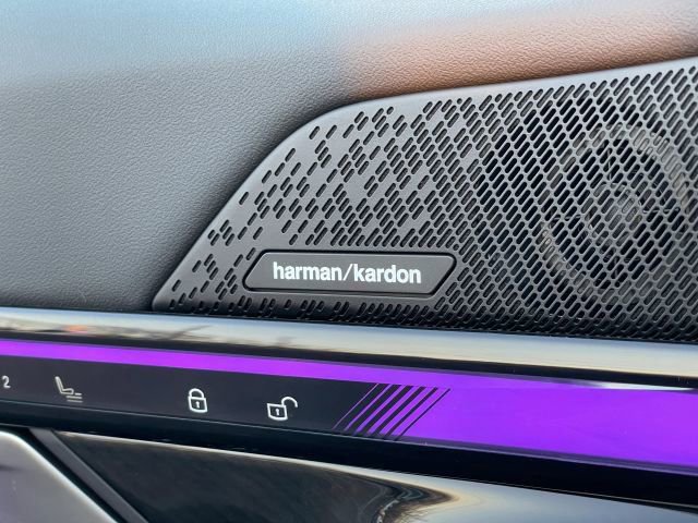 Used 2025 BMW 550e xDrive w/ Premium Package image 27