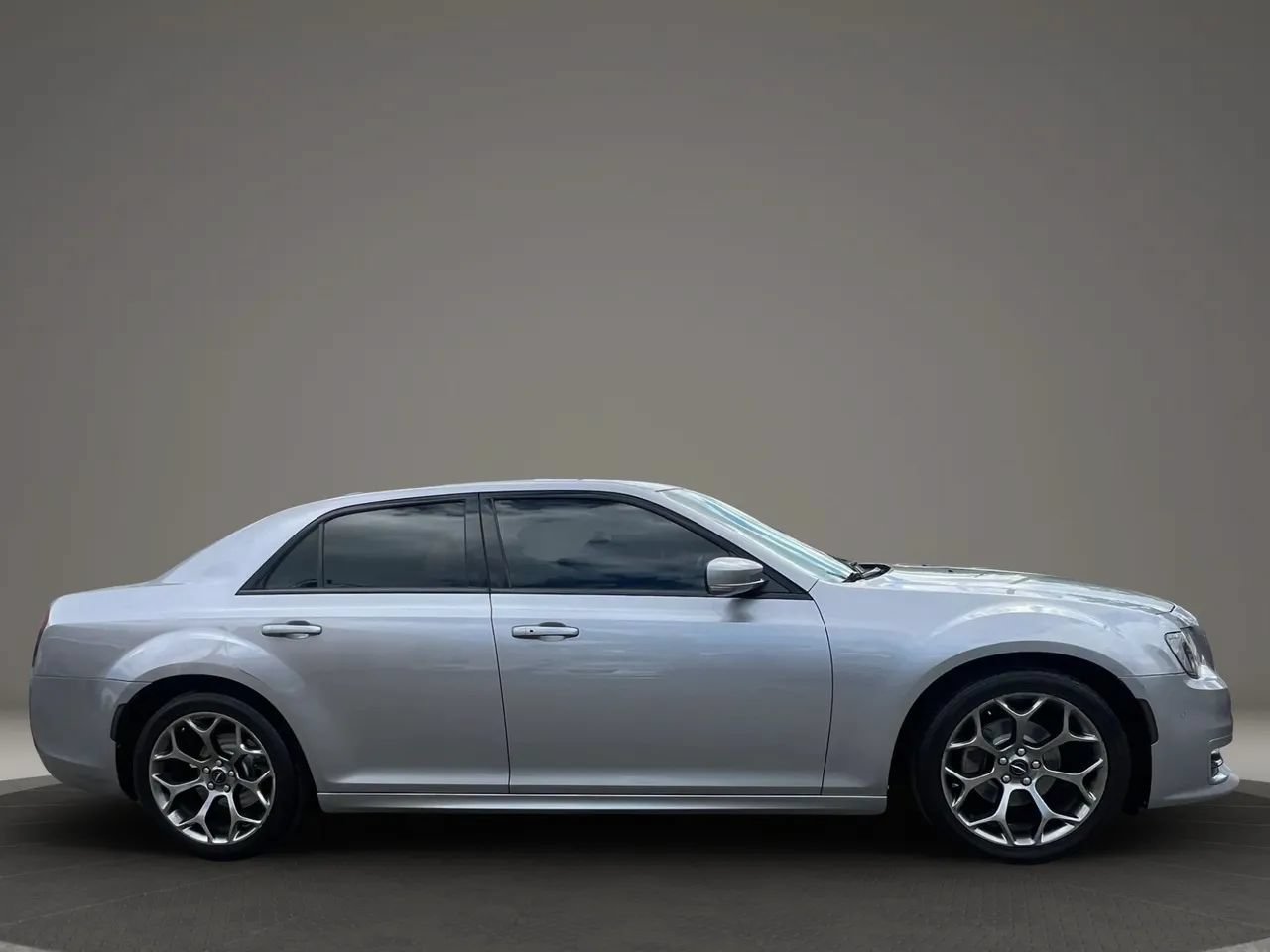 Used 2018 Chrysler 300 S w/ 300S Premium Group RWD image 4