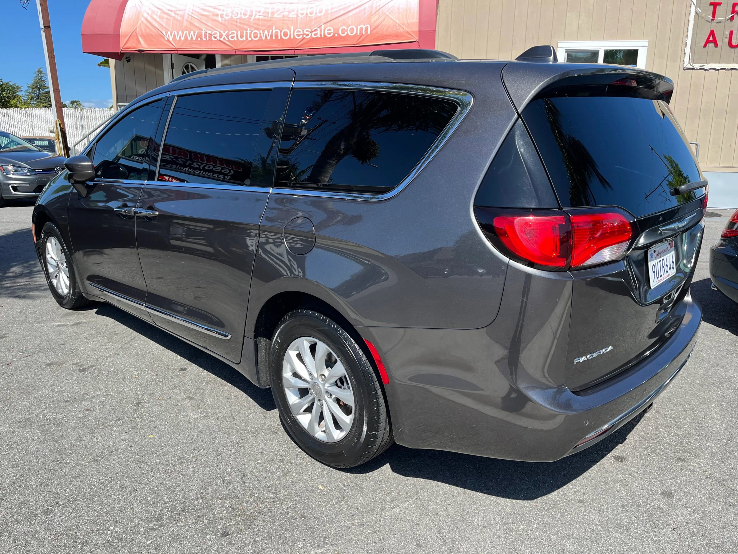 Used 2017 Chrysler Pacifica Touring-L FWD image 4