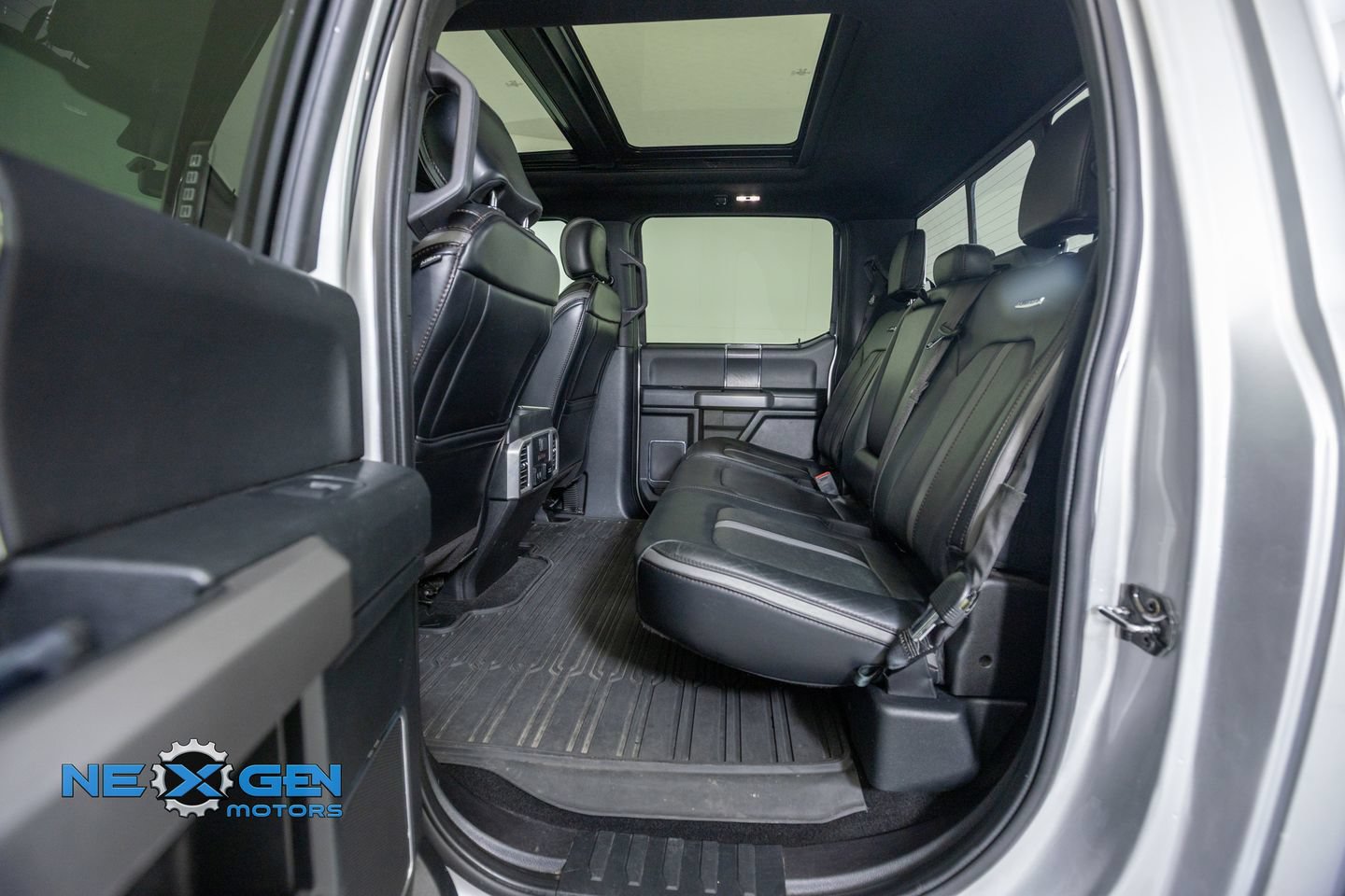 Used 2019 Ford F150 Platinum w/ Equipment Group 701A Luxury AWD/4WD image 31