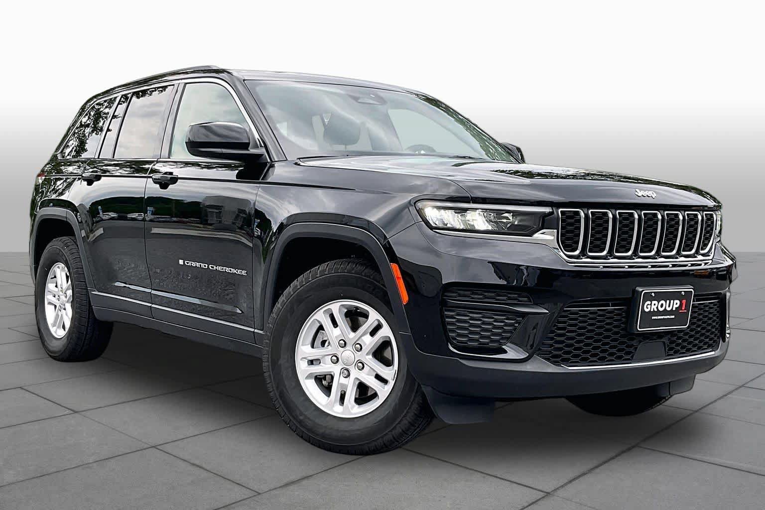 Used 2023 Jeep Grand Cherokee Laredo AWD/4WD image 2