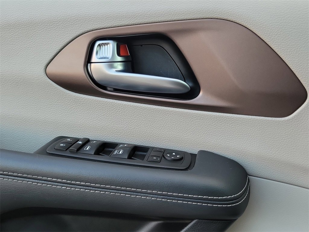 Used 2024 Chrysler Voyager LX image 14