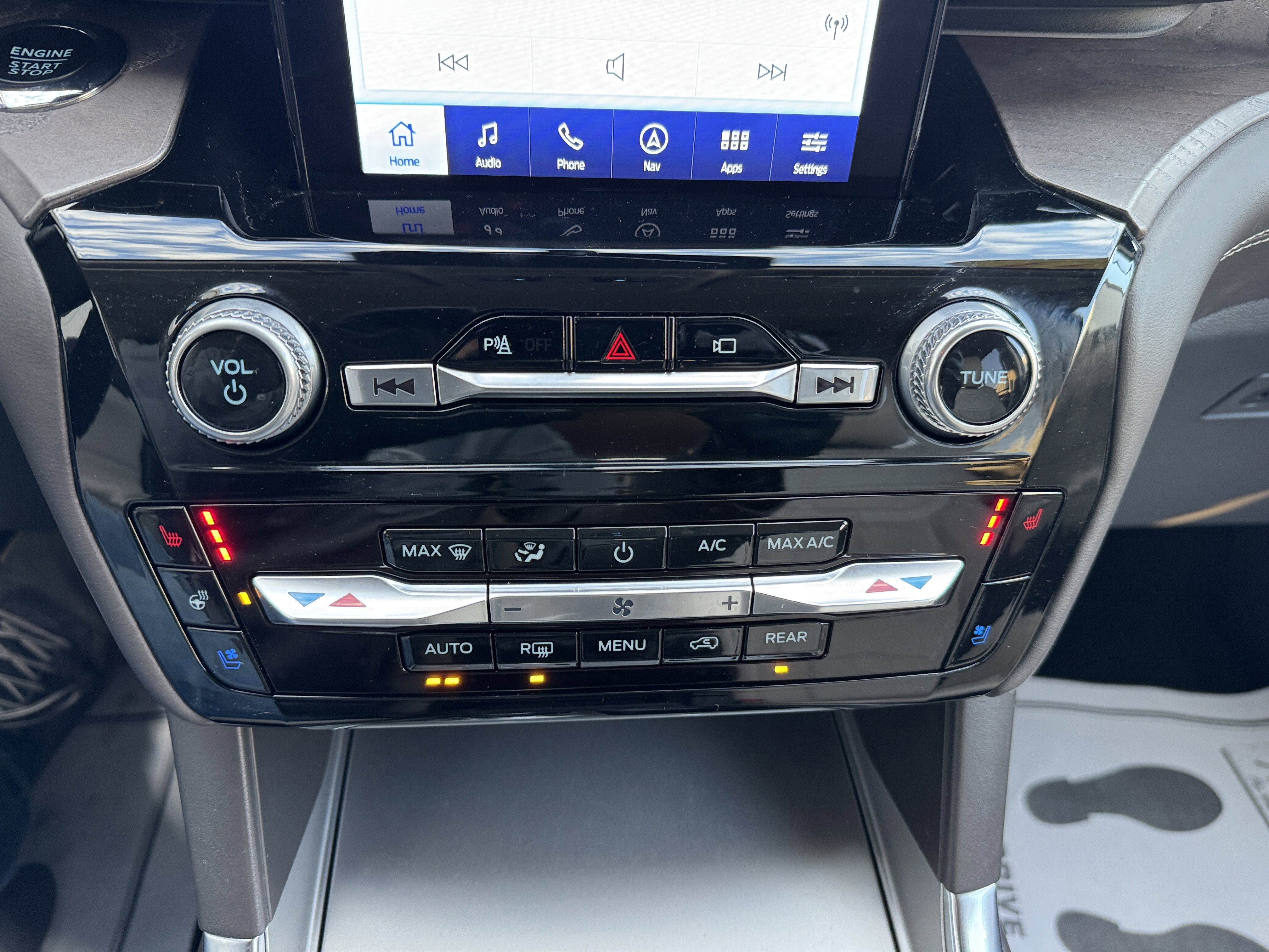 Used 2023 Ford Explorer Platinum w/ Premium Technology Package AWD/4WD image 18