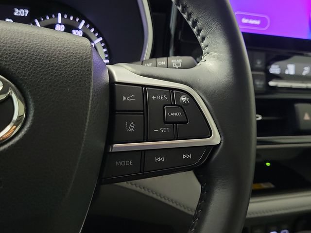 Used 2023 Toyota Highlander XLE FWD image 29