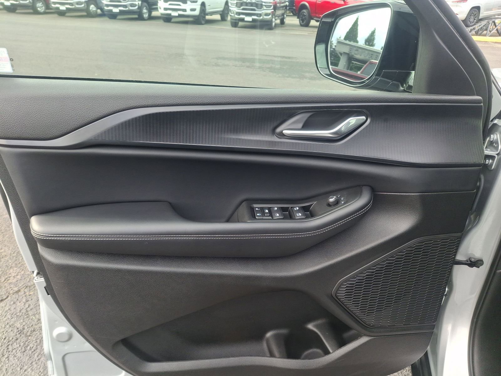 Used 2025 Jeep Grand Cherokee L Altitude image 17