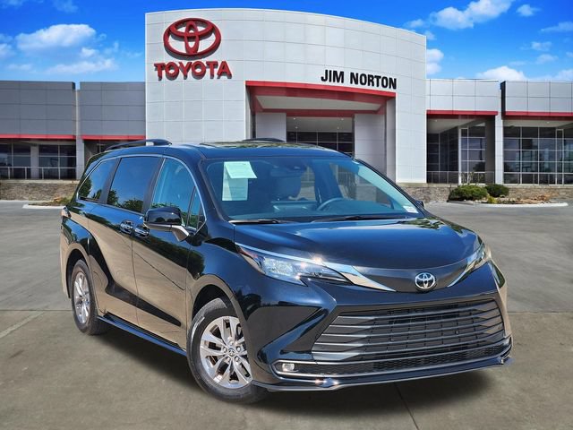 Used 2026 Toyota Sienna XLE FWD image 1