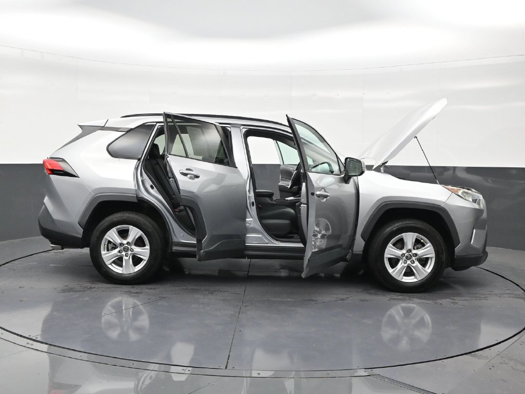 Used 2021 Toyota RAV4 XLE w/ Convenience Package FWD image 28