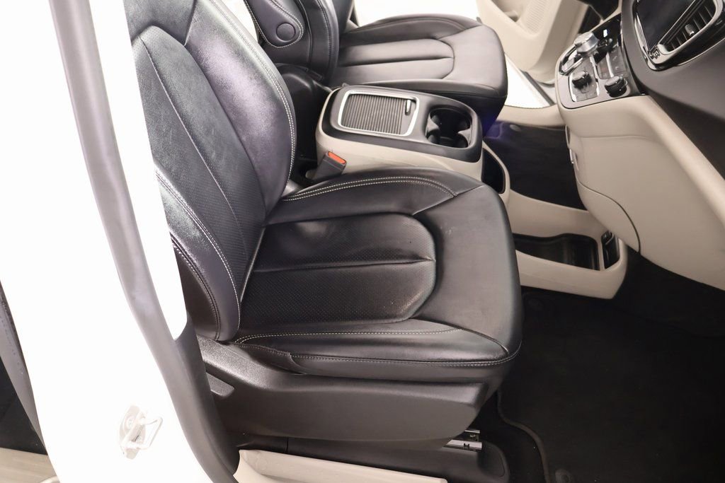 Used 2024 Chrysler Pacifica Touring-L FWD image 12