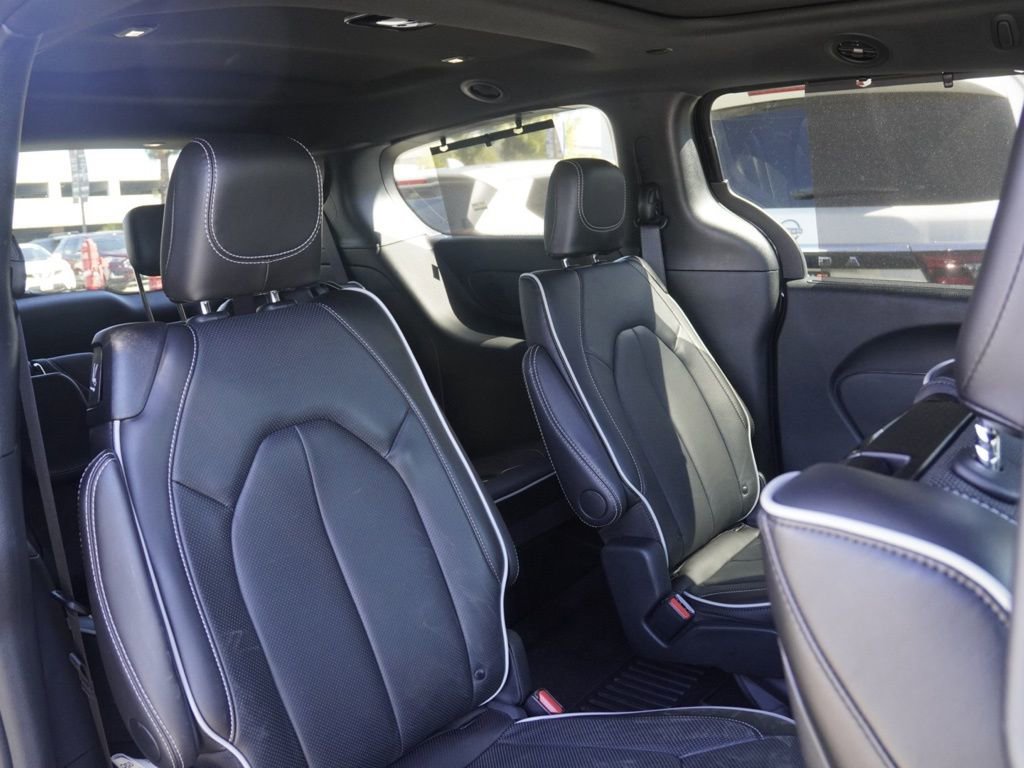 Used 2024 Chrysler Pacifica Limited w/ Uconnect Theater Family Group image 21