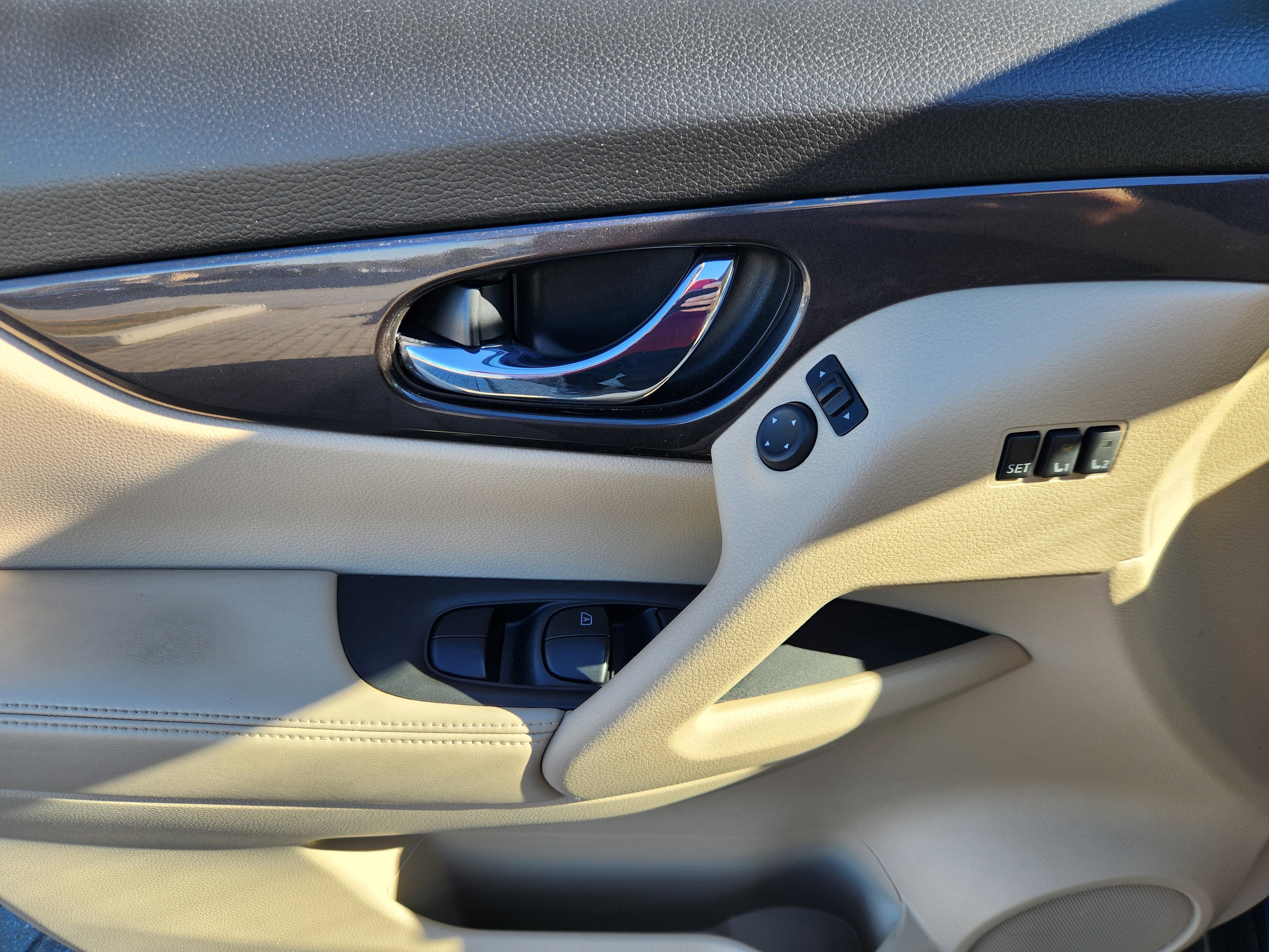 Used 2019 Nissan Rogue SV w/ Premium Package image 17