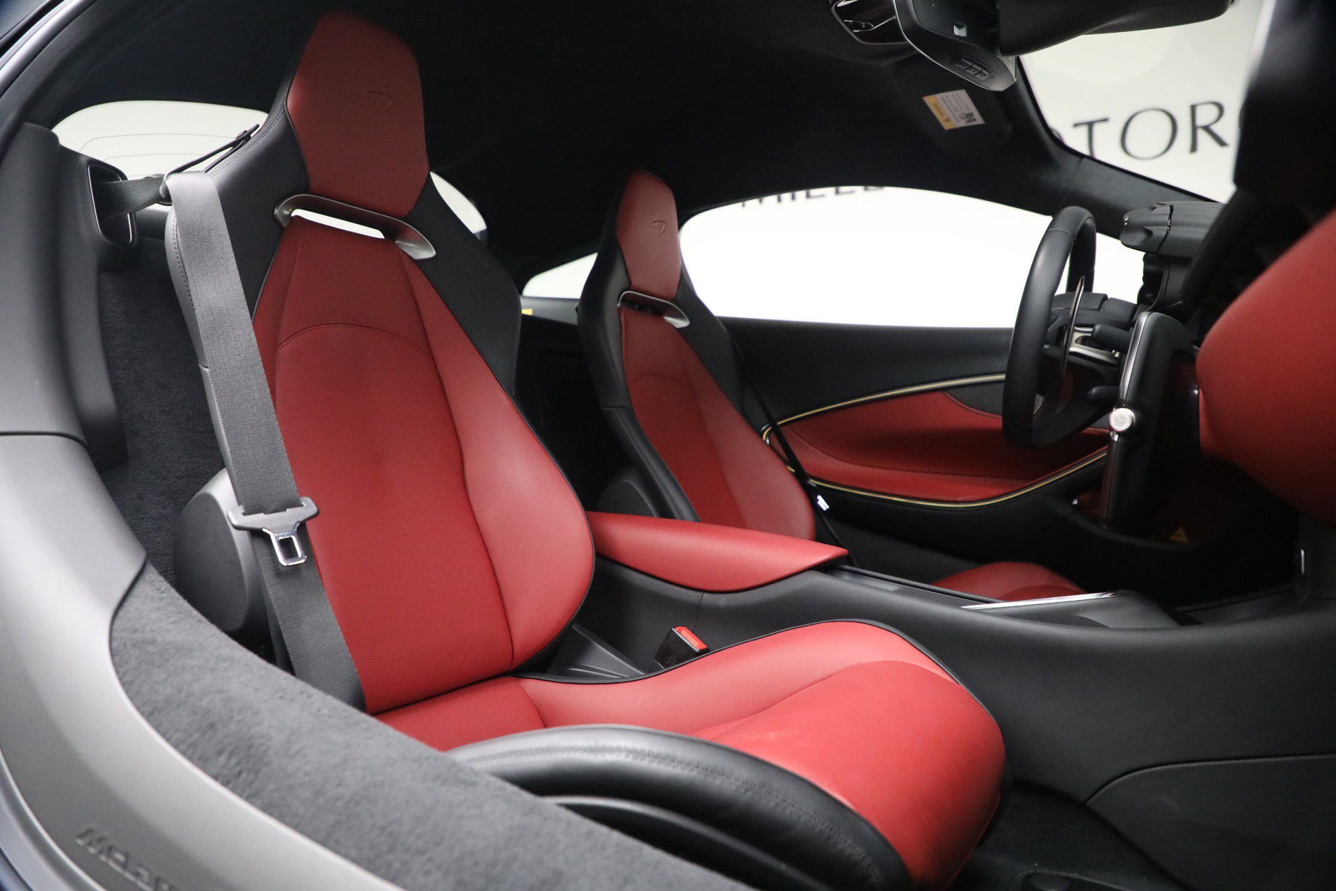 Used 2024 McLaren Artura RWD image 24