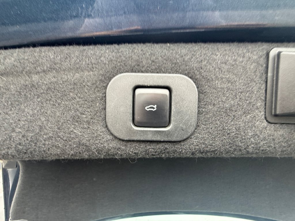 Used 2017 Lincoln Continental Select w/ Climate Package FWD image 6