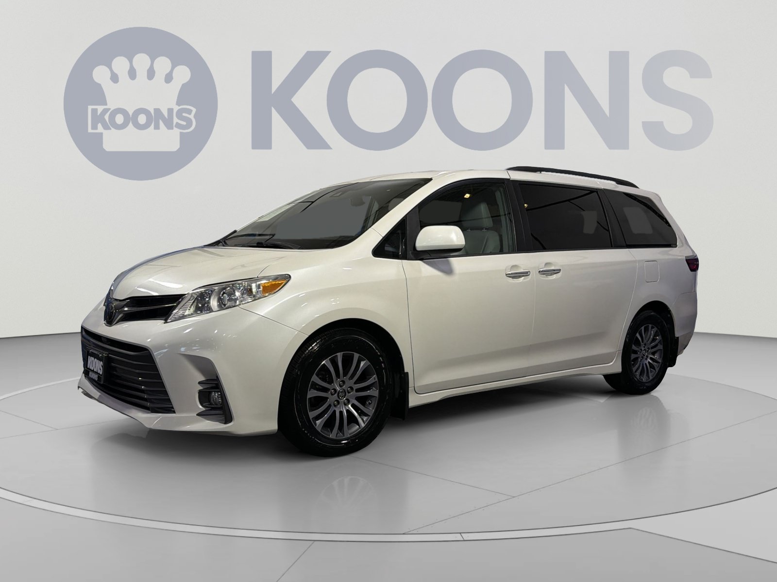 Used 2018 Toyota Sienna XLE Premium FWD image 1