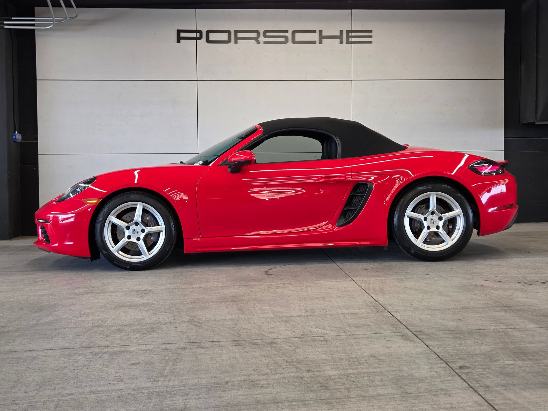 Certified 2024 Porsche 718 Boxster RWD image 2
