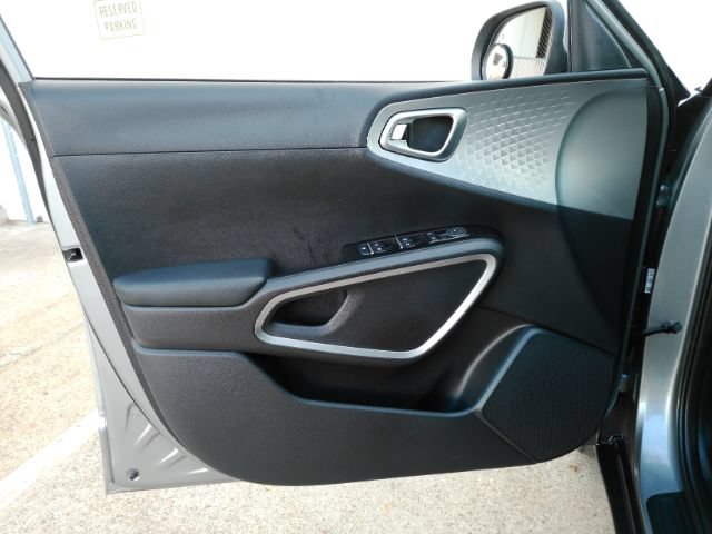 Used 2023 Kia Soul LX w/ LX Technology Package FWD image 11