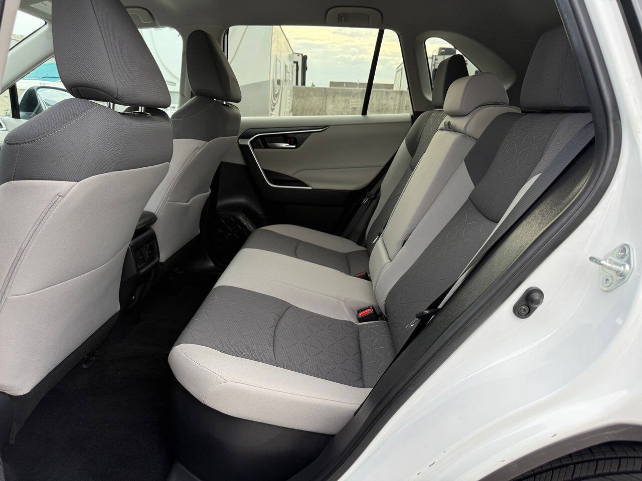 Used 2021 Toyota RAV4 XLE AWD/4WD image 17