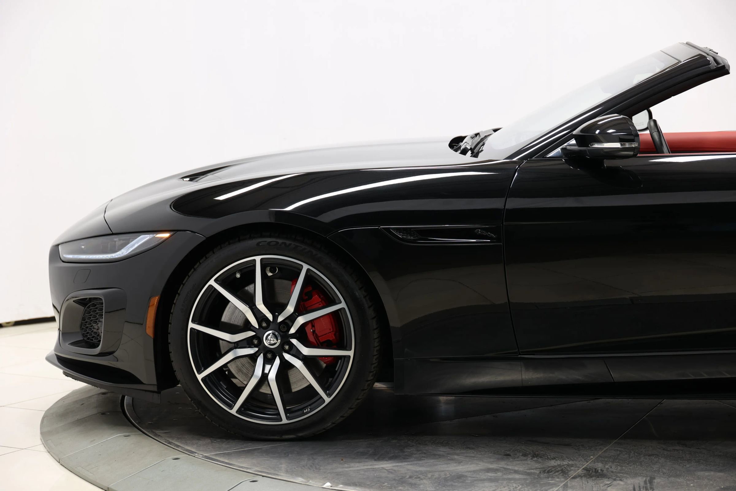 Used 2023 Jaguar F-TYPE R image 7