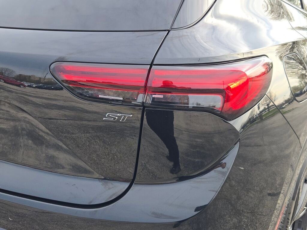 Used 2023 Buick Envision Essence w/ Sport Touring Package AWD/4WD image 11