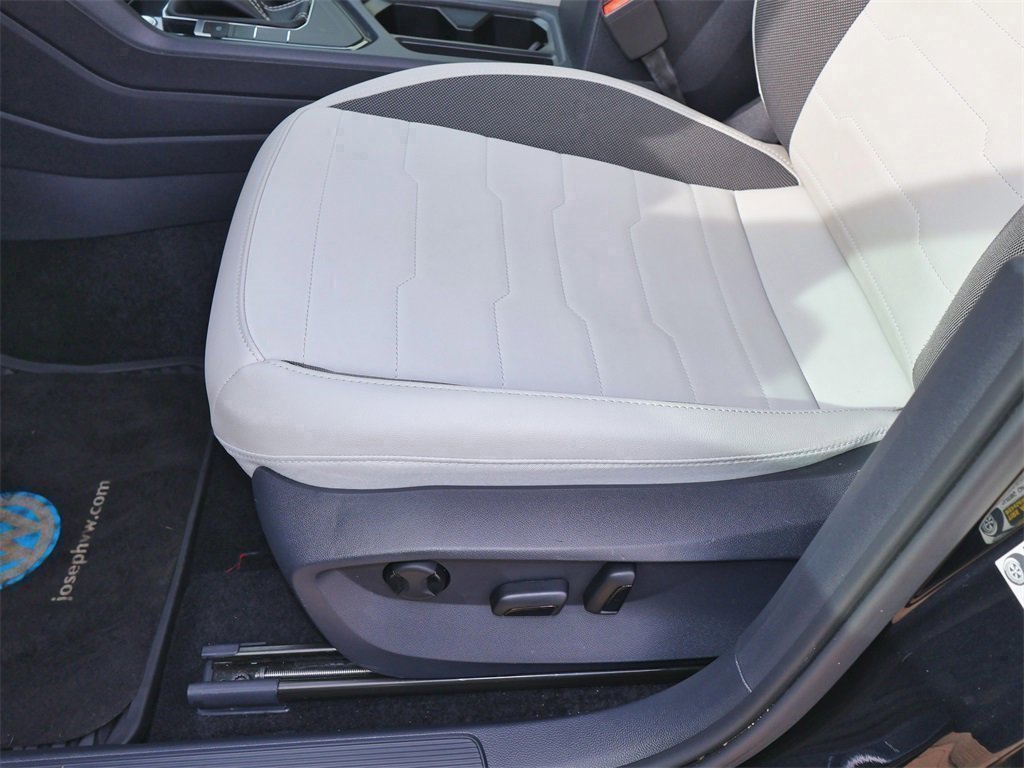 Certified 2025 Volkswagen Taos SE image 12