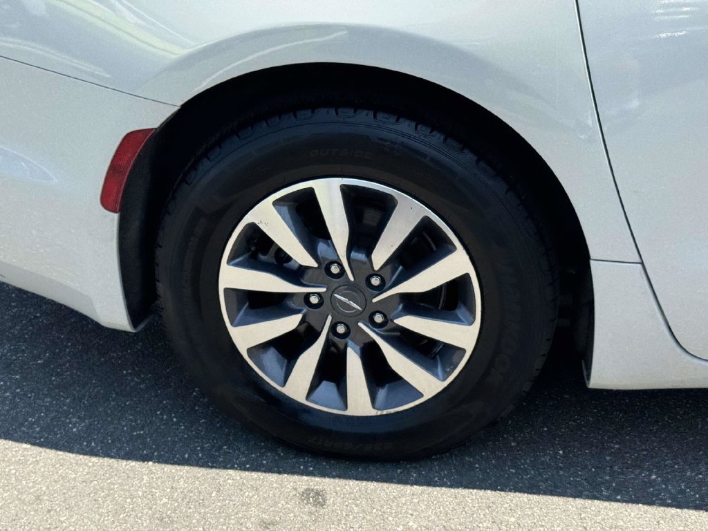 Used 2021 Chrysler Pacifica Touring-L FWD image 7