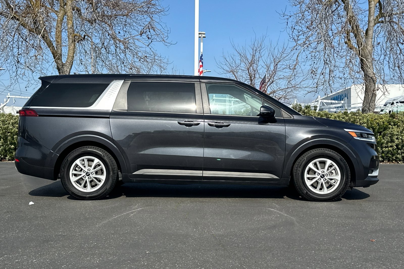 Used 2022 Kia Carnival LX image 3