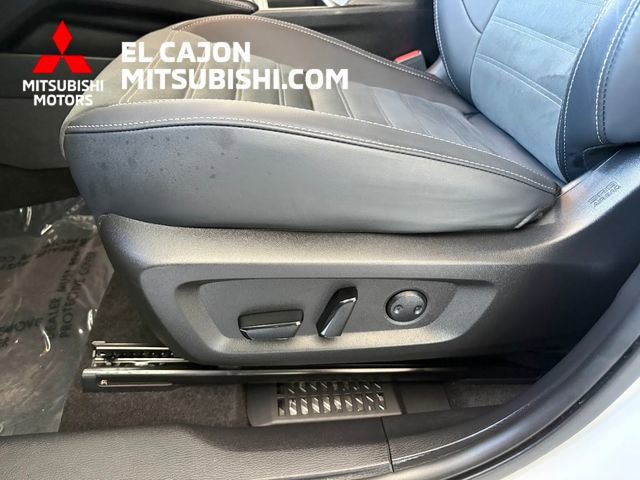 Used 2025 Mitsubishi Outlander SE image 12