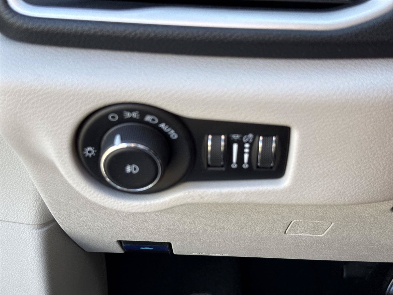 Used 2023 Chrysler Pacifica Touring-L FWD image 16