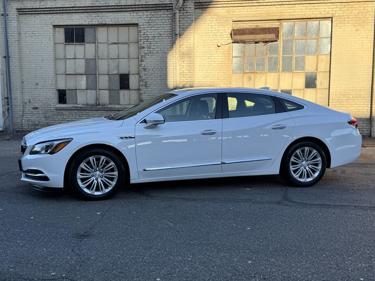 Used 2019 Buick LaCrosse Essence image 4