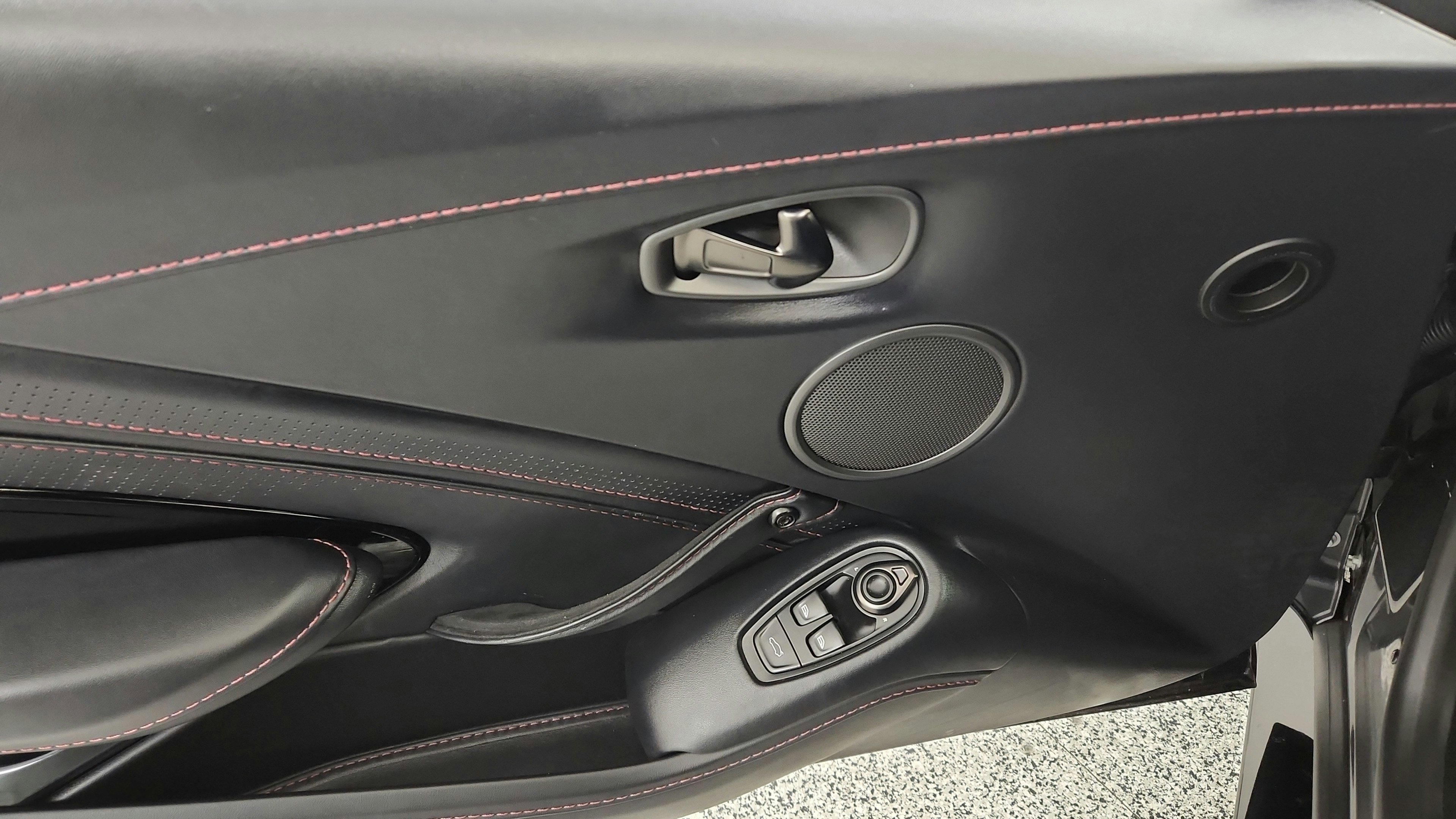 Used 2022 Aston Martin V8 Vantage Coupe RWD image 24
