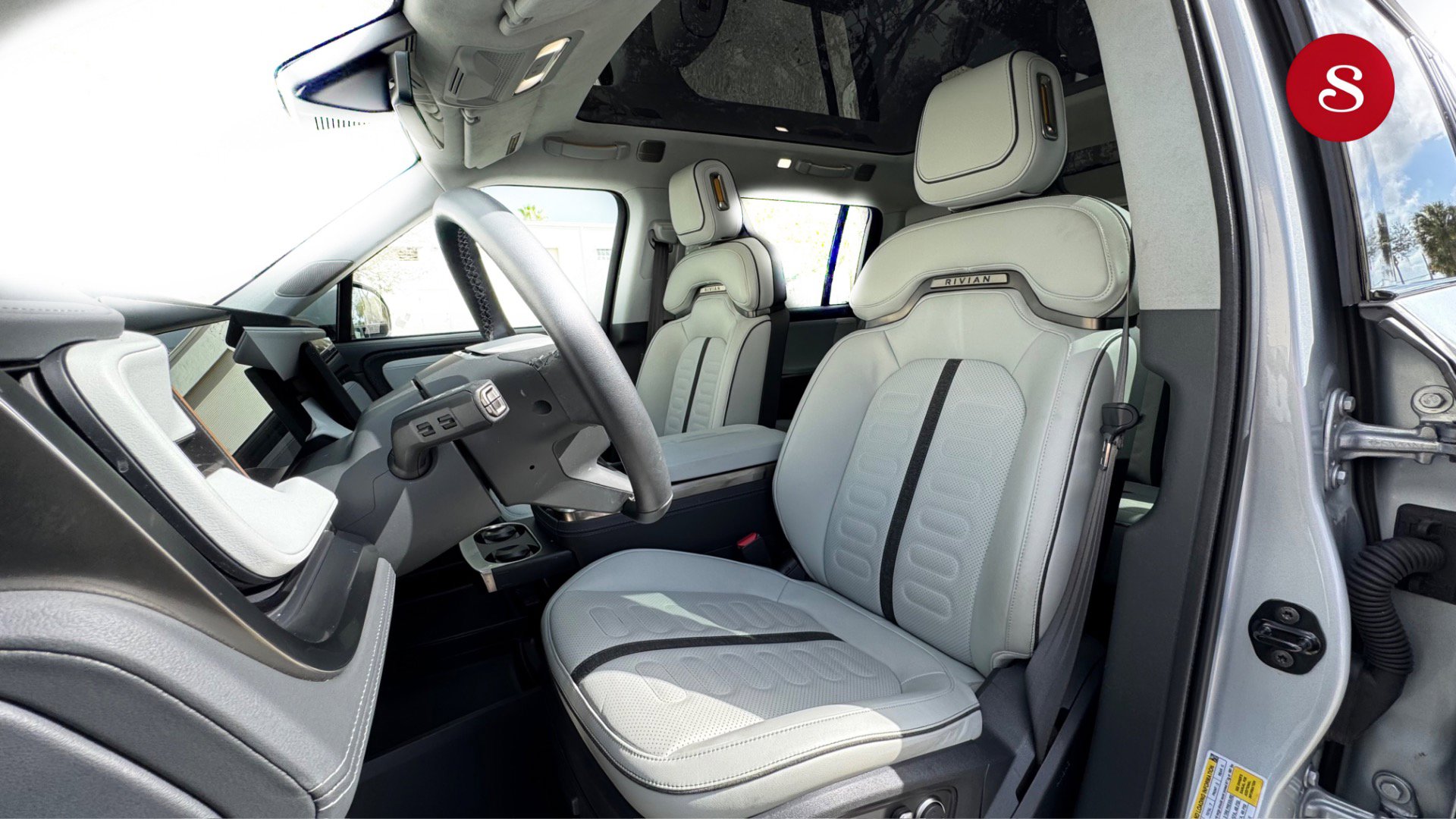 Used 2024 Rivian R1S Adventure image 18