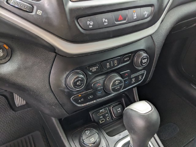 Used 2017 Jeep Cherokee Overland w/ Technology Group AWD/4WD image 24