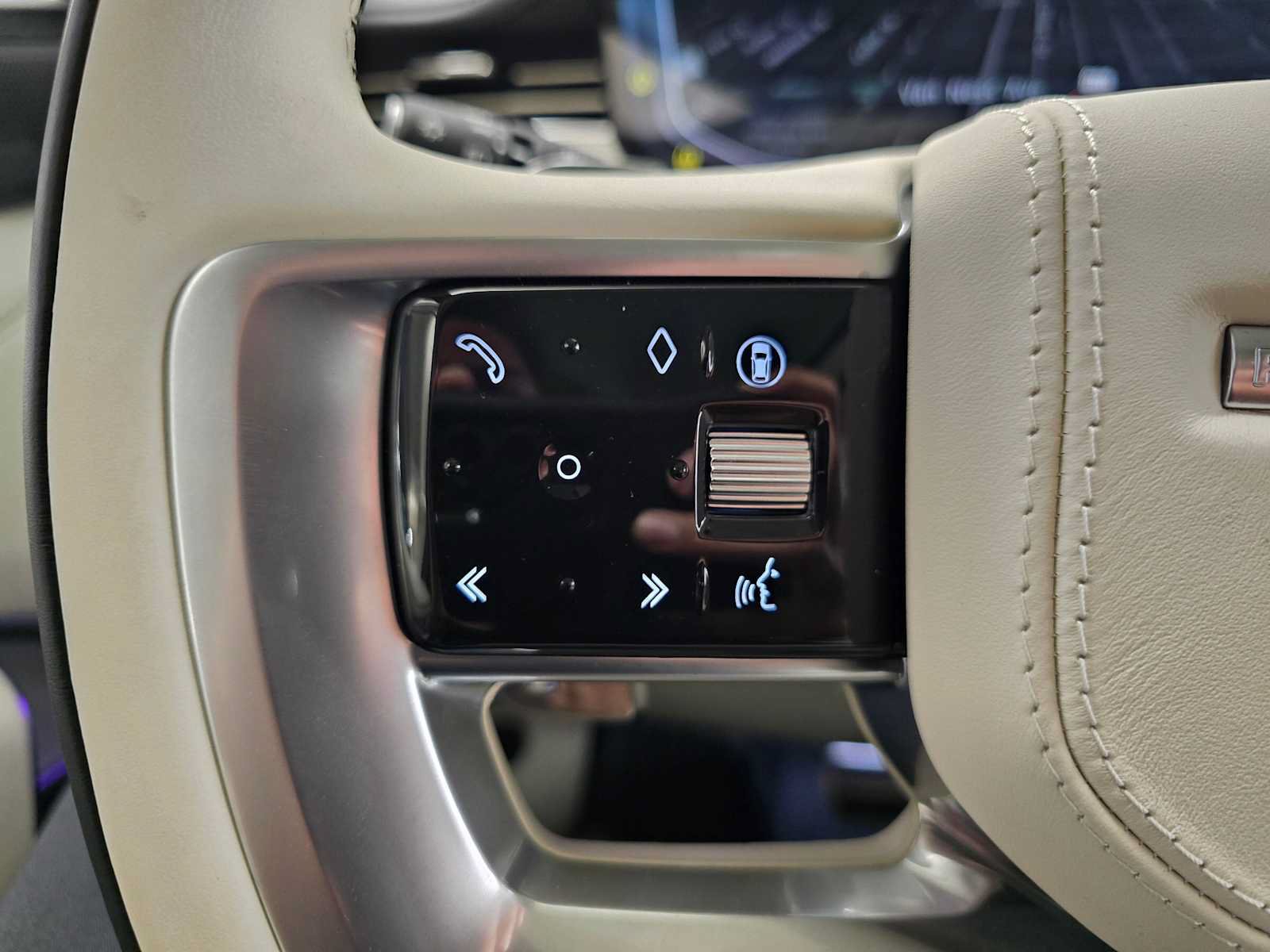 New 2025 Land Rover Range Rover SV AWD/4WD image 32