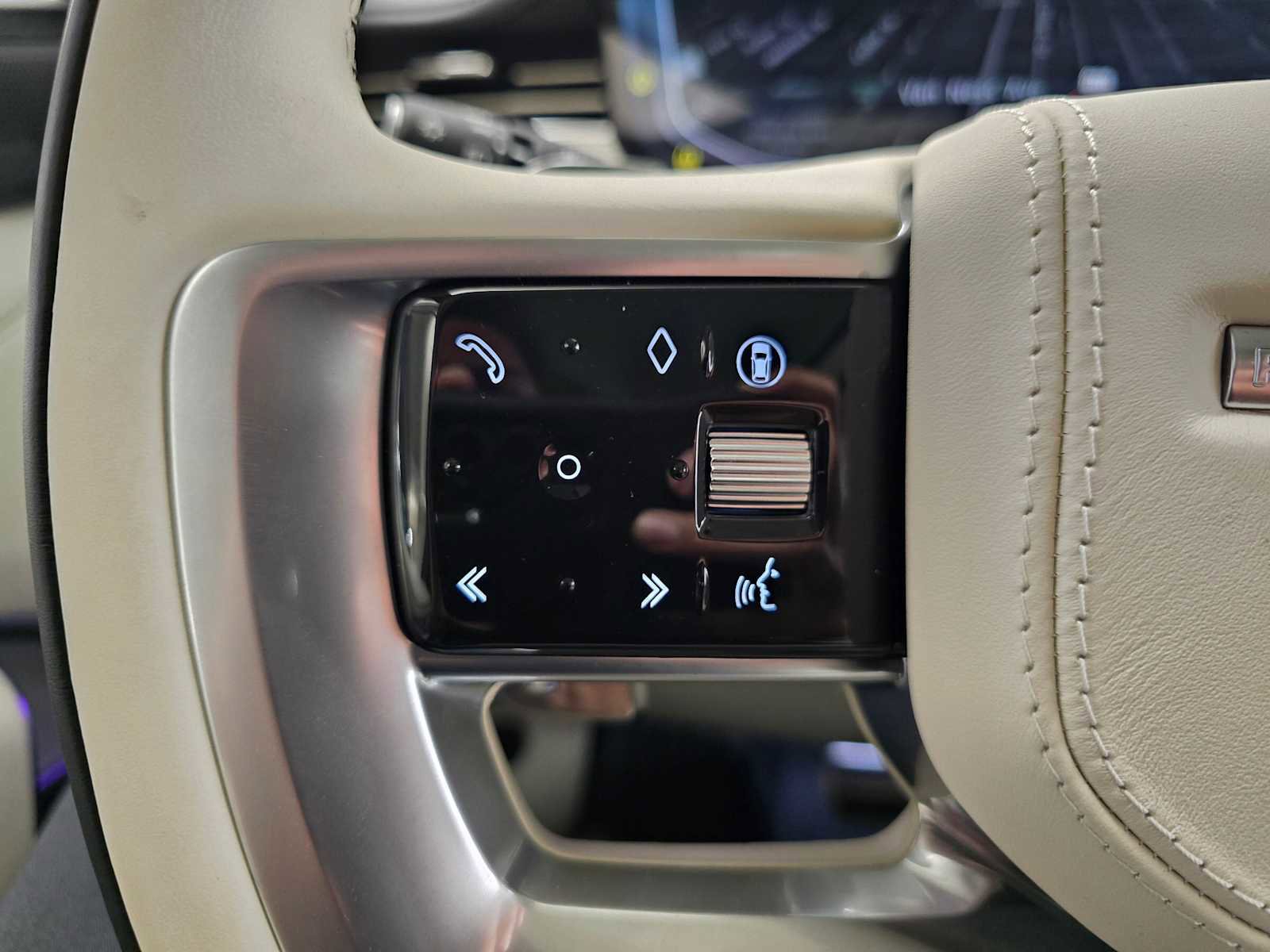 New 2025 Land Rover Range Rover SV image 32