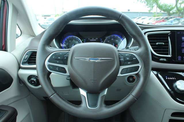 Used 2017 Chrysler Pacifica Touring-L w/ Tire & Wheel Group FWD image 25