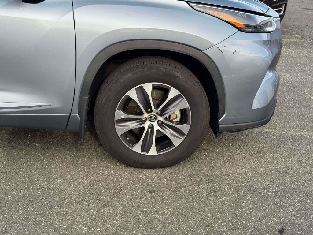 Used 2023 Toyota Highlander XLE AWD/4WD image 9