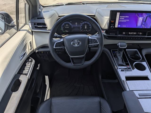 Used 2025 Toyota Sienna Platinum FWD image 25