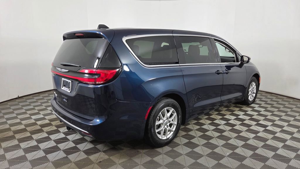 Used 2024 Chrysler Pacifica Touring-L FWD image 8