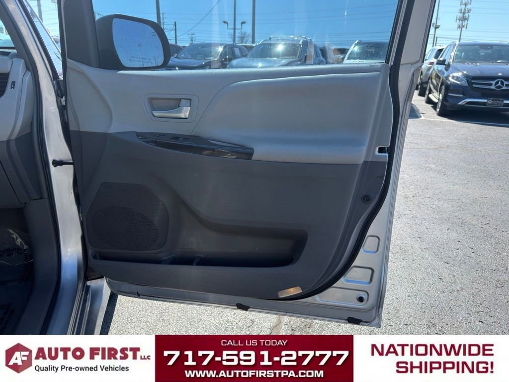 Used 2018 Toyota Sienna XLE w/ XLE Navigation Package FWD image 15