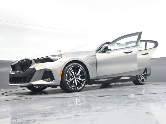 New 2027 BMW 550e xDrive AWD/4WD image 44