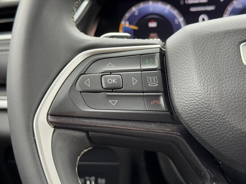 Used 2023 Jeep Grand Cherokee Laredo image 16