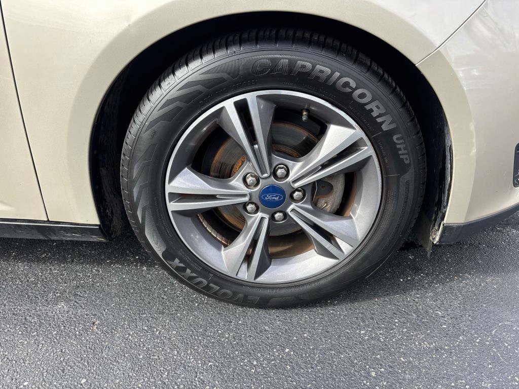 Used 2018 Ford Focus SE w/ SE Appearance Package image 31