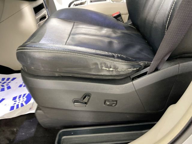 Used 2014 Chrysler Town & Country Touring w/ Driver Convenience Group image 25