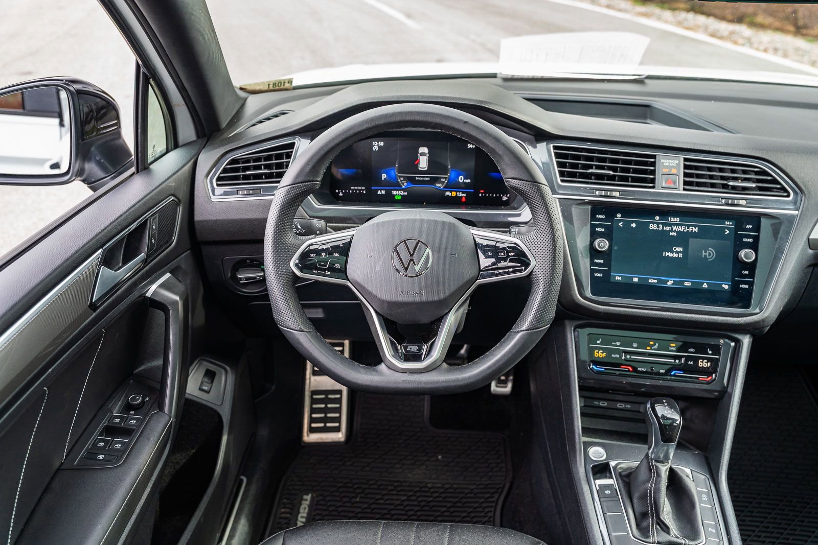 Used 2024 Volkswagen Tiguan SE R-Line image 27