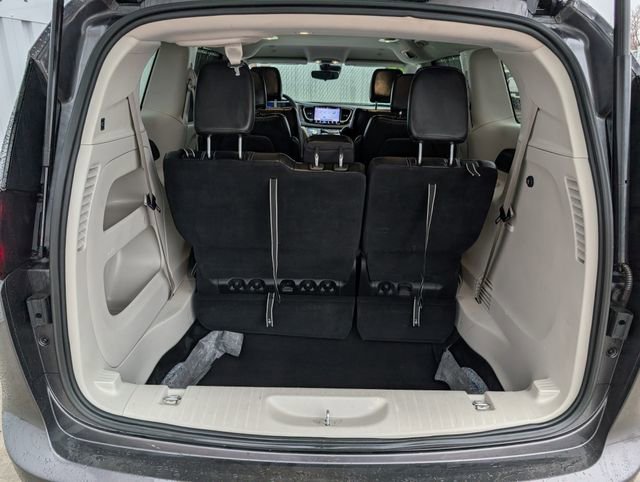 Used 2023 Chrysler Pacifica Touring-L image 24