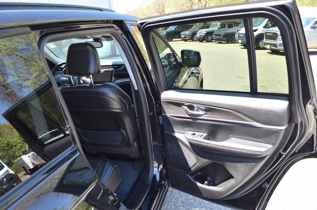 Used 2023 Jeep Grand Cherokee Limited w/ Black Appearance Package AWD/4WD image 34