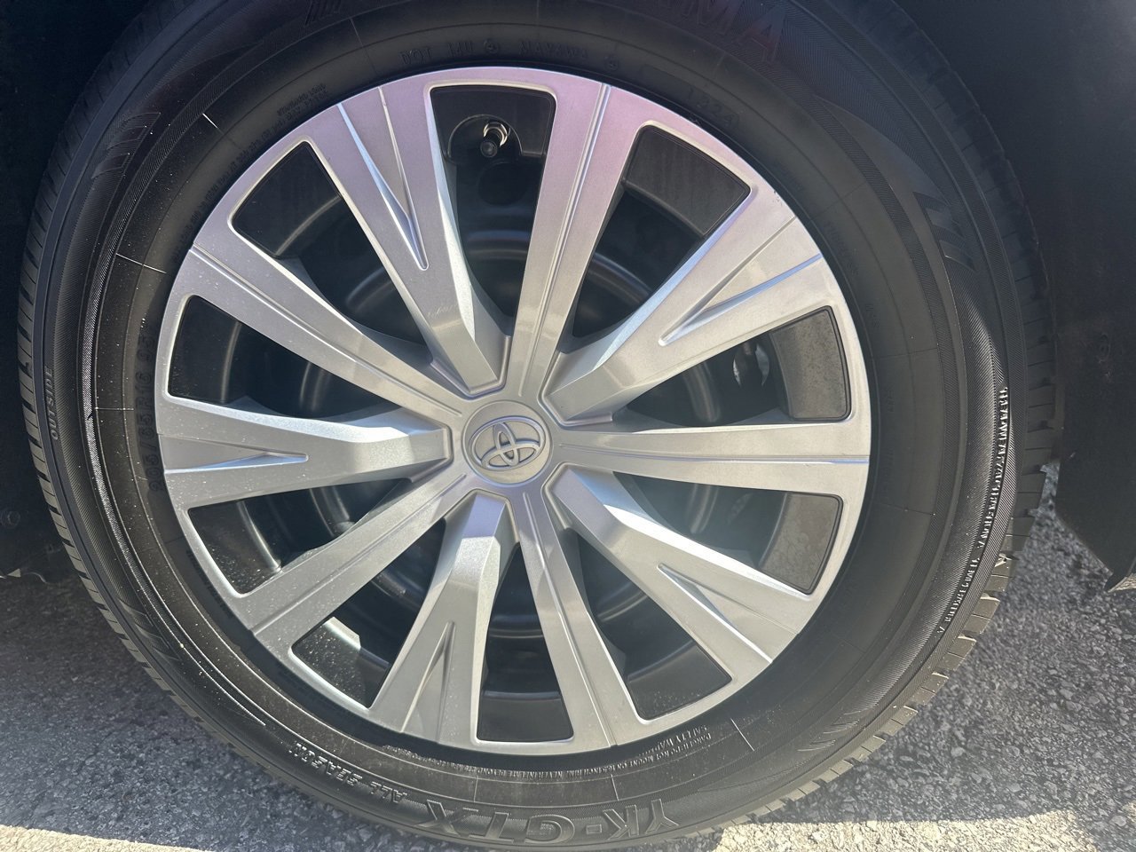 Used 2020 Toyota Camry LE image 12