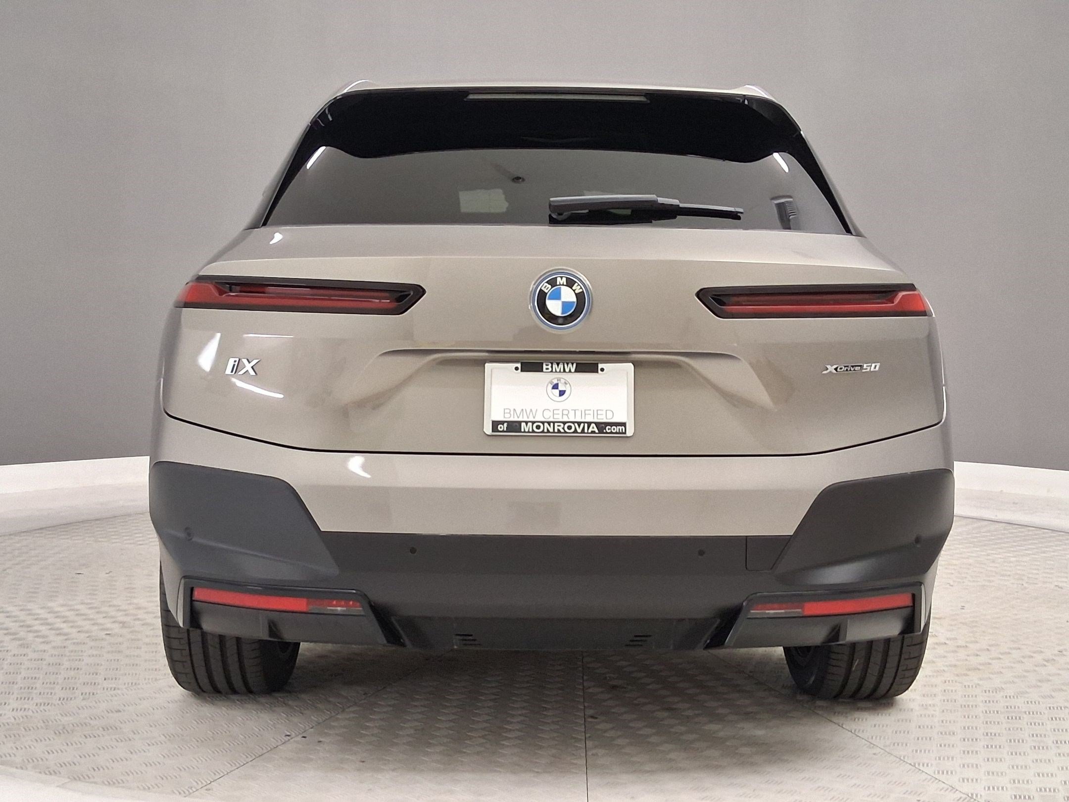 Used 2025 BMW iX xDrive50 w/ Premium Package AWD/4WD image 10